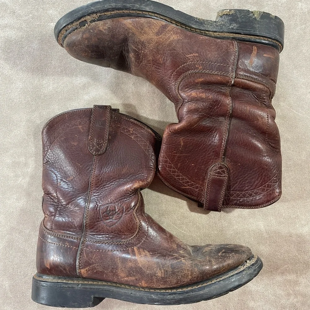 Ariat 10002429‎  Boot Man’s Size 9.5D Brown Sierra Pull On Leather Round Toe
